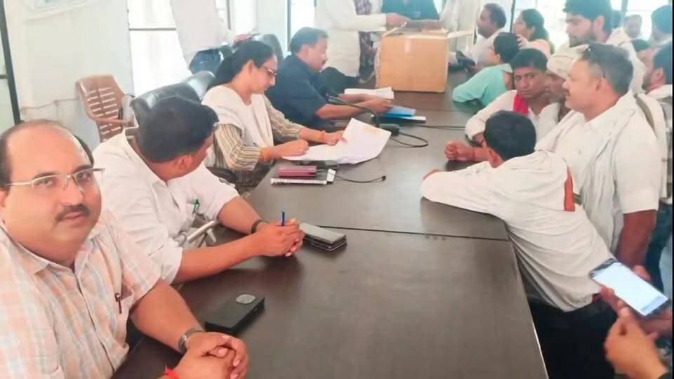#मेजा तहसील में जनगणना 2027 की तैयारियां तेज, प्रगणकों को बांटी गई सामग्री
मेजा तहसील सभागार में सोमवार को जनगणना 2027 ...