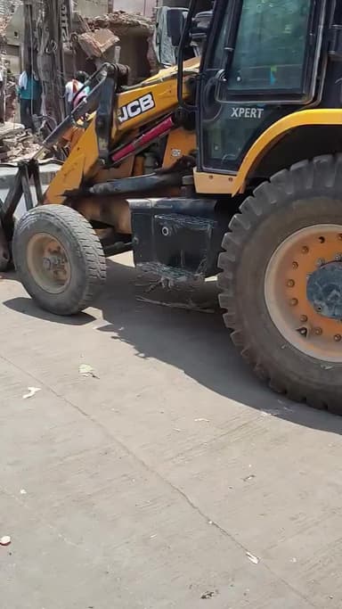 मुगलसराय में सोमवार फिर चला बुलडोजर अतिक्रमण हटाने को लेकर कई दुकानों को फिर तोड़ा गया। #chandauli #mughasarai #