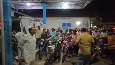 मऊ में पेट्रोल पंपों पर लगी लंबी कतारें, लोगों में बढ़ी चिंता
#Mau #PetrolCrisis #PetrolPump #FuelShortage #UPNews #MauN...