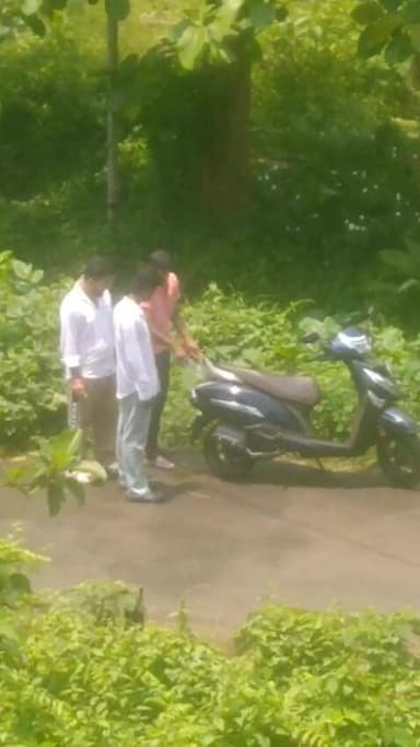 খোয়াইতে অনবদ্য পেট্রোল পাম্পের রাস্তায় কালোবাজারি করে দেদার বিক্রি জল মিশ্রিত পেট্রোল* হাতেনাতে পাকড়াও এক ব্যক্তি।