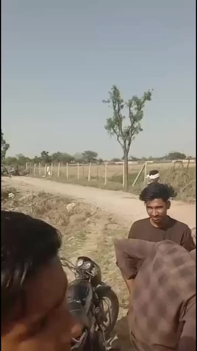 परसो दोपहर को एक कार चालक शराब के नशे में कार चला रहा था जिससे कार अनियंत्रित होकर देवली के कासीर मोड खाई में जा गिरी