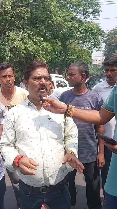 #धनबाद
चिरागोड़ा श्मशान रोड में मिला एक व्यक्ति का शव
मृतक के शव के साथ स्थानीय लोग पहुँचे रणधीर वर्मा चौक,
पुलिस के ...