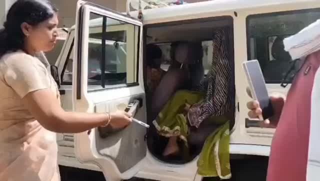 बेटी #Love मैरिज करके #SP #ऑफिस पहुंची, मां बाप रोकर मिन्नतें करते रहे, जिस मां ने इस बच्चे को जन्म देने से पहले 9 महीने...