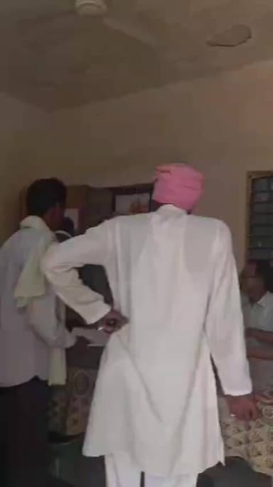 किसानों के साथ पटवारी का आबद्धता के साथ बात करने का तरीका द