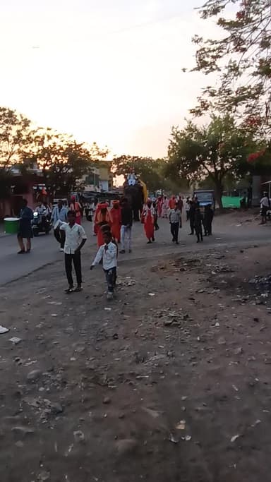 सागर जिले की तहसील देवरी में राजा राजधार सिंह यादव अपने निज निवास सिविल लाइन देवरी से हाथी पर सवार होकर समारो में पहुंचे