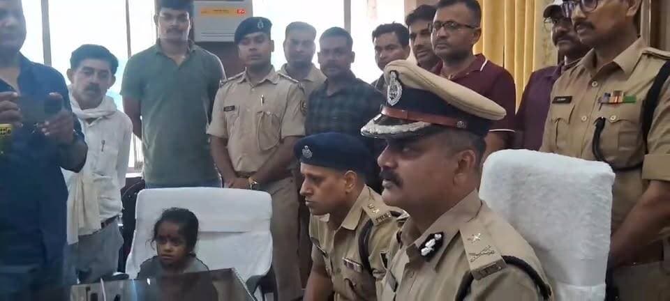 औरंगाबाद के ओबरा से अपहृत 4 वर्षीय आदविक गया से बरामद, अपहरणकर्ता महिला रंजू देवी गिरफ्तार।
#BiharPolice #AdvikFound #Au...
