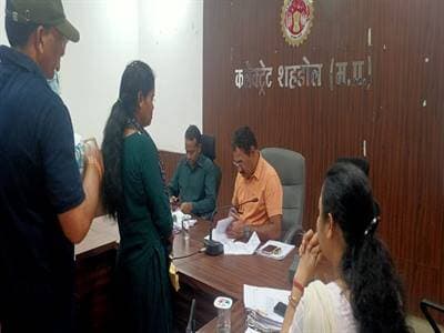 कलेक्टर ने जिले के दूर-दराज क्षेत्रो से आएं लोगो की सुनीं समस्या एवं शिकायतें