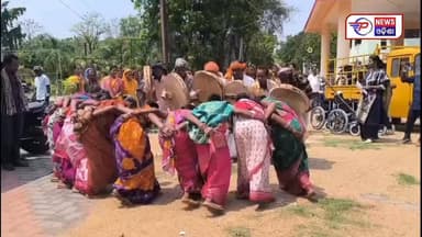 #ଚାଙ୍ଗୁ_ବଜେଇ_ଜୁଆଙ୍ଗ_ଜନ_ଜାତିର_ଲୋକେ_ସରକାରଙ୍କୁ_ତାଙ୍କର_ଦୁଃଖ_ଜଣାଇଲେ।
ଦୁଇ ଗାଁ ରେ ଅଛନ୍ତି 4ଶହ ପରିବାର ଜୁଆଙ୍ଗ ଜନଜାତି ପରିବାର l କିନ୍...