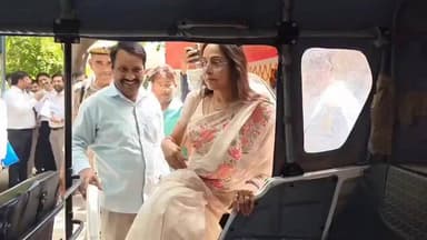 देख रहे हो #विनोद 😡 हूटर वाला रिक्शा.....
फिल्मी दुनिया के लोग राजनीति में आकर फिल्मों जैसा रोल अदा कर रहें हैं 🙄😅
जबकि ...