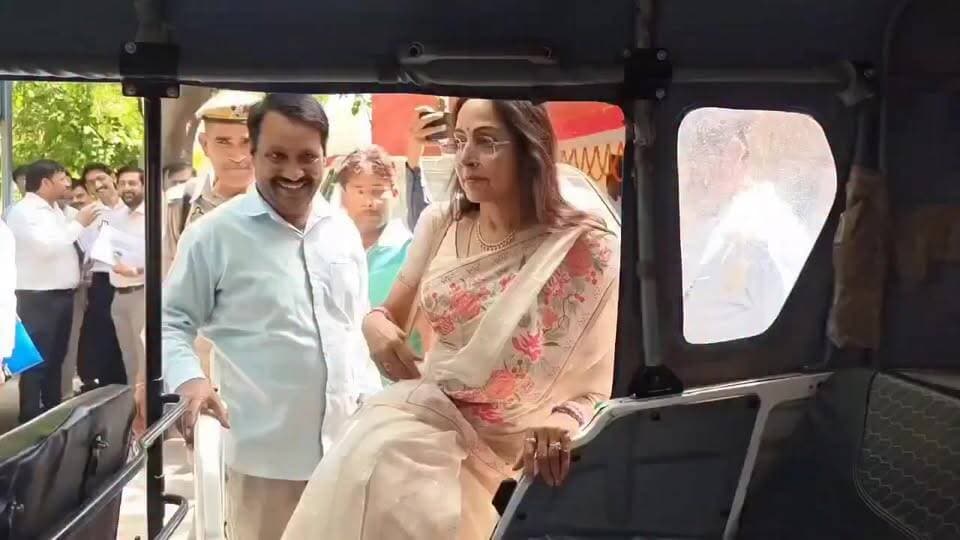 देख रहे हो #विनोद 😡 हूटर वाला रिक्शा.....
फिल्मी दुनिया के लोग राजनीति में आकर फिल्मों जैसा रोल अदा कर रहें हैं 🙄😅
जबकि ...