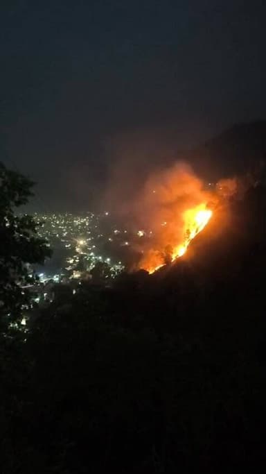 श्रीनगर शहर के ऊपर
लगी जंगल मे भयंकर आग