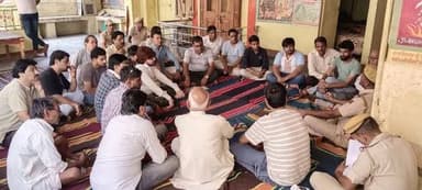डग थानाधिकारियों ने कस्बे के व्यापारियों व सर्राफा व्यापारियों की ली बैठक सतर्क रहने के दिए निर्देश साथ ही कस्बे में कैम...