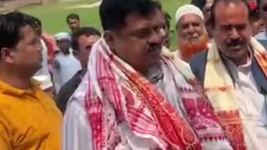লক্ষীপুৰ: বাতাবাৰীস্থিত দাৰুল উলুম মাদ্ৰাছাত সাংসদ পূজিৰে boundary wall ৰ আধাৰশিলা স্থাপন কৰে সাংসদ ৰকিবুল হুছেইনে