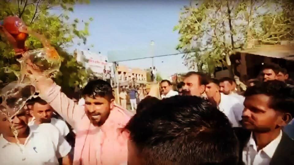Ravindra Singh Bhati ने खुद पर डाला पेट्रोल, मौके पर मची अफरा-तफरी #Ravindrasinghbhati
प्रदेश के बाड़मेर में मजदूर व ग्...