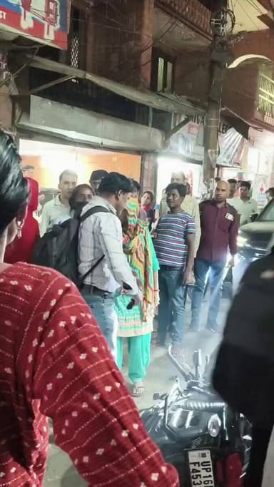 #नोएडा का एक वीडियो सोशल मीडिया पर तेजी से वायरल हो रहा है। वीडियो में देखा जा सकता है कि एक युवती अपने पिता की उम्र के ...