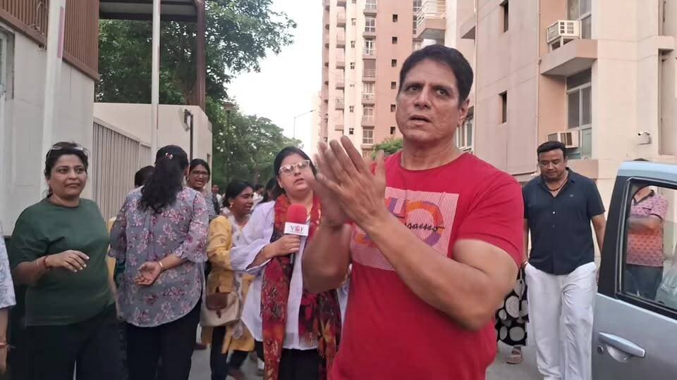 एक महीने से सोए नहीं है Piyush heights के लोग...
लोगों ने लगाए RWA पर आरोप, मचा रखी लूट
#society
#family
#problem
#elect...