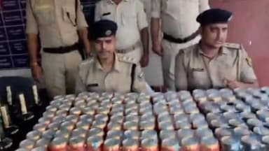#नालंदा जिले के पावापुरी थाना क्षेत्र के चोरसुआ गांव में खेत के गड्ढों और डीप फ्रीजर से 529.5 लीटर शराब-बीयर बरामद