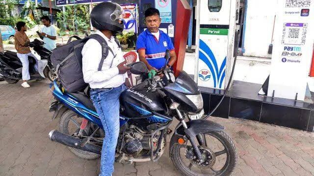 आम जनता को बड़ा झटका! फिर महंगा हुआ पेट्रोल और डीजल
देशभर में पेट्रोल और डीजल की कीमतों में एक बार फिर बढ़ोतरी कर दी गई...