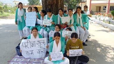कोटद्वार में बी.एड. के स्टूडेंट्स ने फीस वृद्धि पर तहसील में किया प्रदर्शन, राज्यपाल को भेजा ज्ञापन