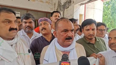 मऊ में दवा व्यापारियों का प्रदर्शन, जिला कलेक्ट्रेट में मजिस्ट्रेट को सौंपा ज्ञापन
#Mau #DrugAssociation #MedicalStore #...