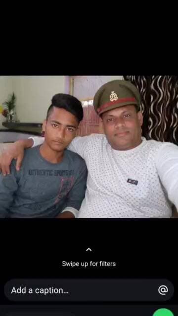 #बुलंदशहर #खुर्जा पुलिस की टोपी पहन युवक ने किए फोटो #वायरल हथियारों के प्रदर्शन से मचा हड़कंप