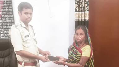 पालोजोरी थाना प्रभारी ने दो मोबाइल मालिक को थाना बुलाकर दोनों को खोया हुआ मोबाइल बरामद कर सौंप दिया है।