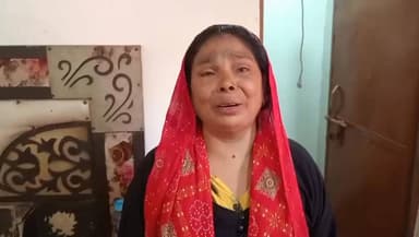 #अलीगढ में महिला के घर में घुसकर दो युवकों द्वारा मारपीट करने का मामला सामने आया है। पीड़िता का आरोप है कि आरोपी घर में...