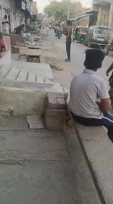 ye ladka Mohit diwakar hai jo mere gar gus kar mujh pr loh ki rod se hamla kiya