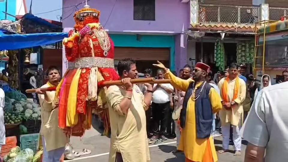 #भगवान विश्वनाथ #जगदीशिला डोली पहुंची घंडियाल मंदिर और नगर पंचायत गजा बाजार में। #स्थानीय लोगों ने लिया डोली से आशीर्वाद...