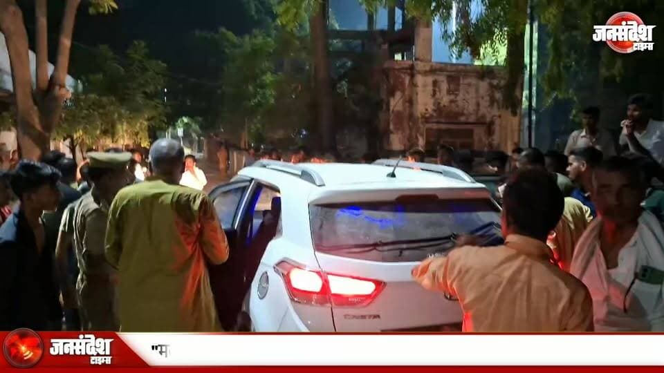 "घोसी में कार हादसा - बलुआ पोखरा के पास अनियंत्रित कार से 3 की मौत, परिजनों में कोहराम"... #MauAccident #RoadAccident #G...