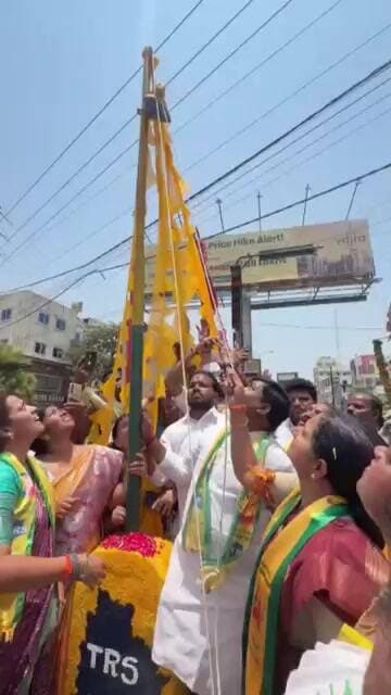 గండిమైసమ్మ చౌరస్తాలో టీఆర్ఎస్ జెండా ఎగురవేసిన పార్టీ అధ్యక్షురాలు శ్రీమతి కల్వకుంట్ల కవిత#shorts