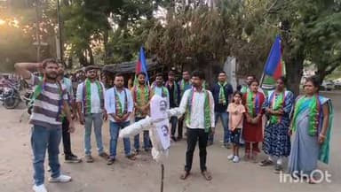 लातेहार: गिरफ्तारी के विरोध में आजसू पार्टी ने हेमंत सोरेन का पुतला दहन किया