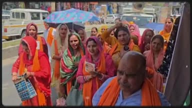 -#बिलासपुर --बड़गांव वार्ड-5 में 'अंगूठी' चुनाव चिन्ह पर भाजपा प्रत्याशी श्रवण सिंह का तूफानी प्रचार, बुजुर्गों का आशीर्...