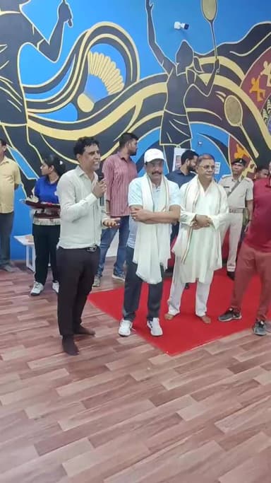 #धनबाद
99G नॉक आउट ओपन बैडमिंटन टूर्नामेंट 2026 की हुई शुरुआत ,
पुलिस महानिरीक्षक (बोकारो) शैलेन्द्र कुमार सिन्हा ने...