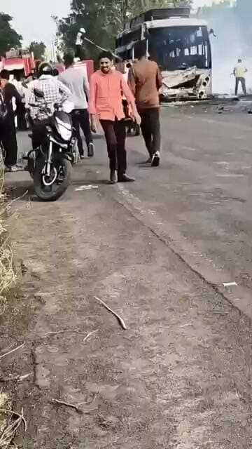 शेगाव रोड जवळा समोर लागली इंदोर अकोला ट्रॅव्हल्स ला लागली आग🔥🔥🔥
