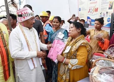विश्वास का विस्तार, यही है सुशासन तिहार
सुशासन तिहार के अंतर्गत चिरमिरी पहुंचने पर मुख्यमंत्री श्री विष्णु देव साय का ...