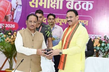मुख्यमंत्री विष्णुदेव साय ने चिरमिरी के तानसेन भवन में कोरिया, सूरजपुर और एमसीबी जिले की संयुक्त समीक्षा बैठक लेकर सुशास...