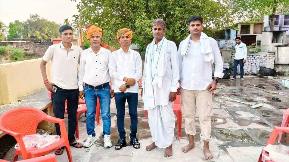 संजीव मीणा बझेड़ा सिंघान सीजीएसटी आयुक्तालय अधिकारी दिल्ली के धार्मिक कार्यक्रम कुंड वाले बालाजी करौली में शामिल हुआ, पर...