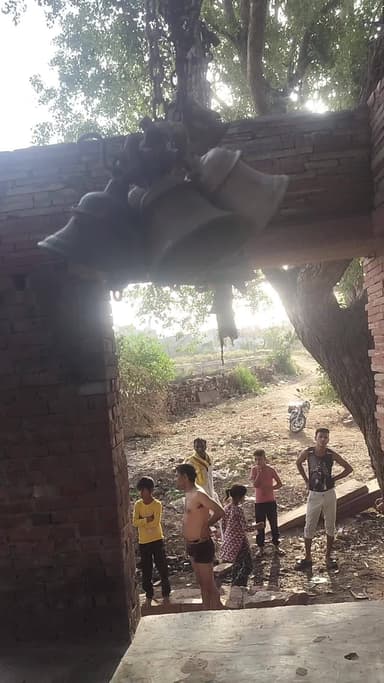 जिला धौलपुर तहसील बड़ी परशुराम धर्मशाला से आगे कुशवाहा बस्ती मंदिर पर से हुए घंटे चोरी