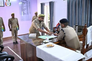 #SPLalitpur @IPSMdMustaque द्वारा शुक्रवार की #परेड के उपरान्त रिज़र्व पुलिस लाइन्स, ललितपुर में पुलिस कर्म0गण का अर्दली...
