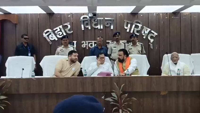 नेता प्रतिपक्ष और मुख्यमंत्री के बीच बात क्या हुई होगी?
#bihar #samratchoudhary #BiharNews #TejashwiYadav #BiharPolit...