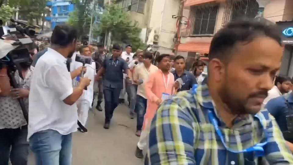 भवानीपुर में TMC को सुबेंदु अधिकारी जी दौरा दौड़ाकर खदेड़ा।#बंगाल Suvendu Adhikari #bangla #Banglanews #WestBengal Naren...