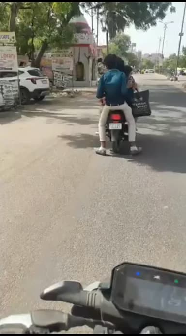 बाइक पर पांच बच्चों को बिठाकर दौड़ती दिखाई गाड़ी वीडियो
सोशल मीडिया पर तेजी से वायरल