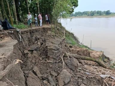 কাটিগড়ার মাদারপুর এবং হরিটিকর গ্রামে ভয়াবহ নদী ভাঙ্গন পরিদর্শন করলেন বিভাগীয়