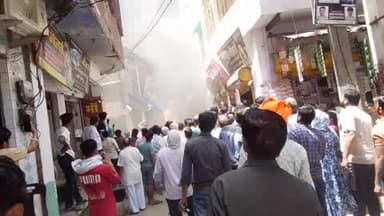 जैथरा में लगी भयंकर आग ब्यूटी पार्लर
एक महिला की जान बची बहादुर जवान ने पुलिस सिपाही ने बचाई बहादुरी से उसेमहिला की जान