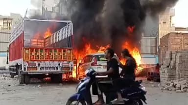 संगम विहार बांध रोड पर भीषण आग, कार और ट्रक जलकर राख