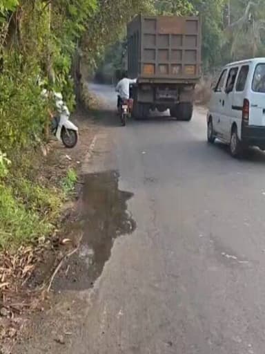 धावत्या ट्रकला पकडून जीवघेणा स्टंट करणाऱ्या दुचाकीस्वारावर पालघर पोलिसांची कारवाई.