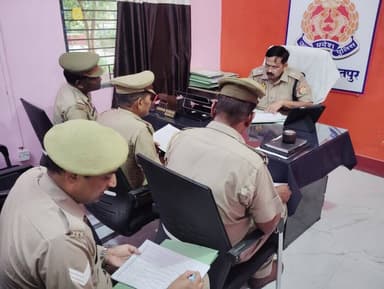 #SPLalitpur @IPSMdMustaque के निर्देशन में #Addl_SPLalitpur @kaloosingh द्वारा सर्किल पाली का अर्दली रूम कर लंबित विवेचन...