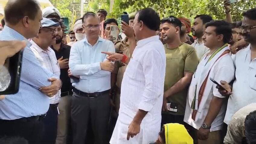 भाजपा नेता ने पावर हाउस में बिजली विभाग के अधिकारियों के सामने जेई की कर दी ऐसी की तैसी. कहा देखता हूं कौन बचाता है #Pur...