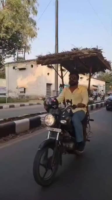 अलीगढ़ के "AMU" केंपस में बाइक पर घूमता दिखा ईको फ्रेंडली झोपडी के साथ युवक